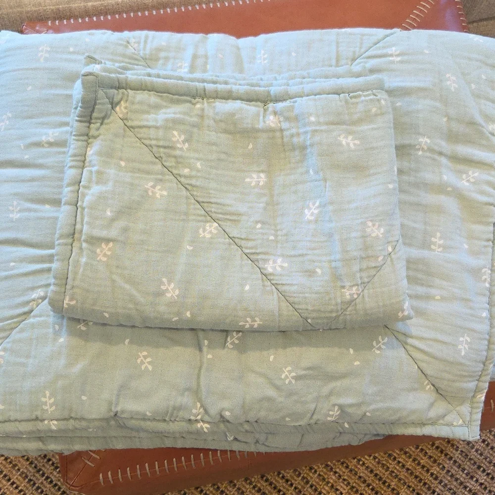 CRATE & BARREL Leaf Print Quilted Comforter, Pillow Sham, And Sheet Set NWOT